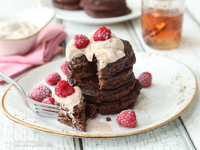 Fluffy Low-Carb Chocolate Pancakes