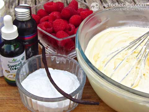 Low-Carb Raspberry Mascarpone Popsicles