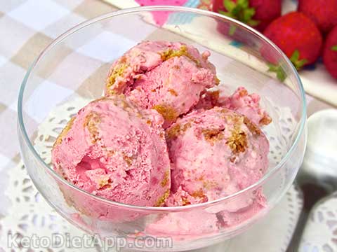 Low-Carb Strawberry Cheesecake Ice-Cream