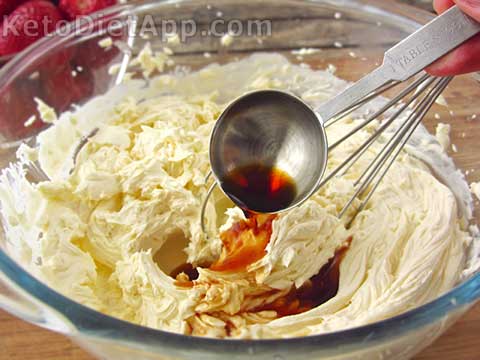 Low-Carb Strawberry Cheesecake Ice-Cream